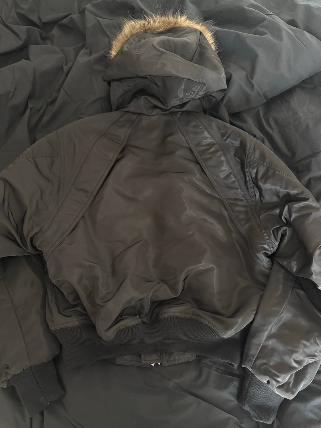 더뮤지엄비지터 퍼후드 메탈 로고 MA-1 점퍼 블랙 S 상품이미지4