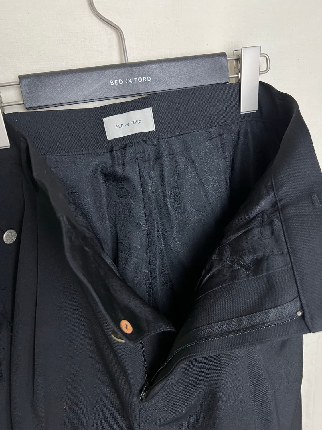 베드jw포드 19SS 실버 브로치 디테일 팬츠 상품이미지6