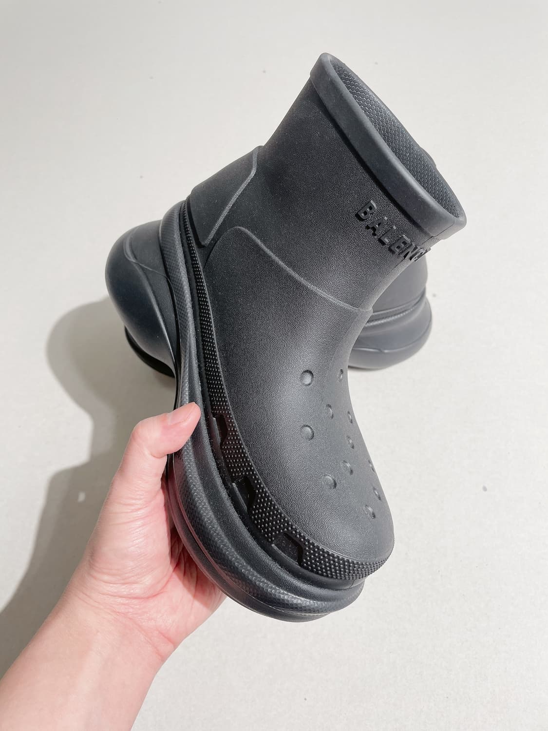 (정품/새상품) BALENCIAGA 발렌시아가 X 크록스 여성 부티 블랙 상품이미지5