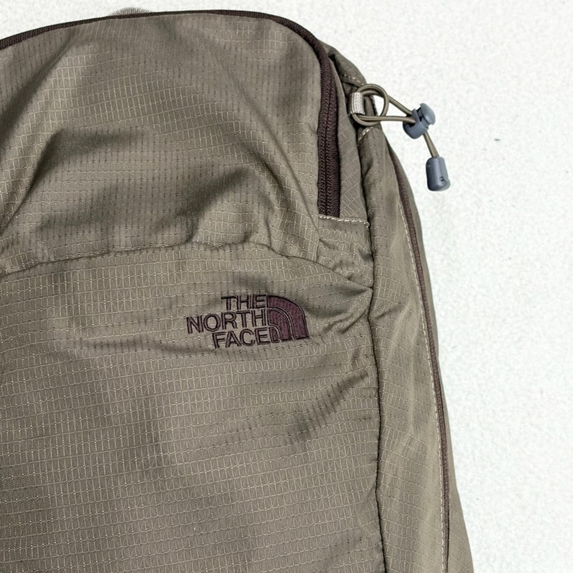 THE NORTH FACE 카키 브라운 12L 백팩 상품이미지2