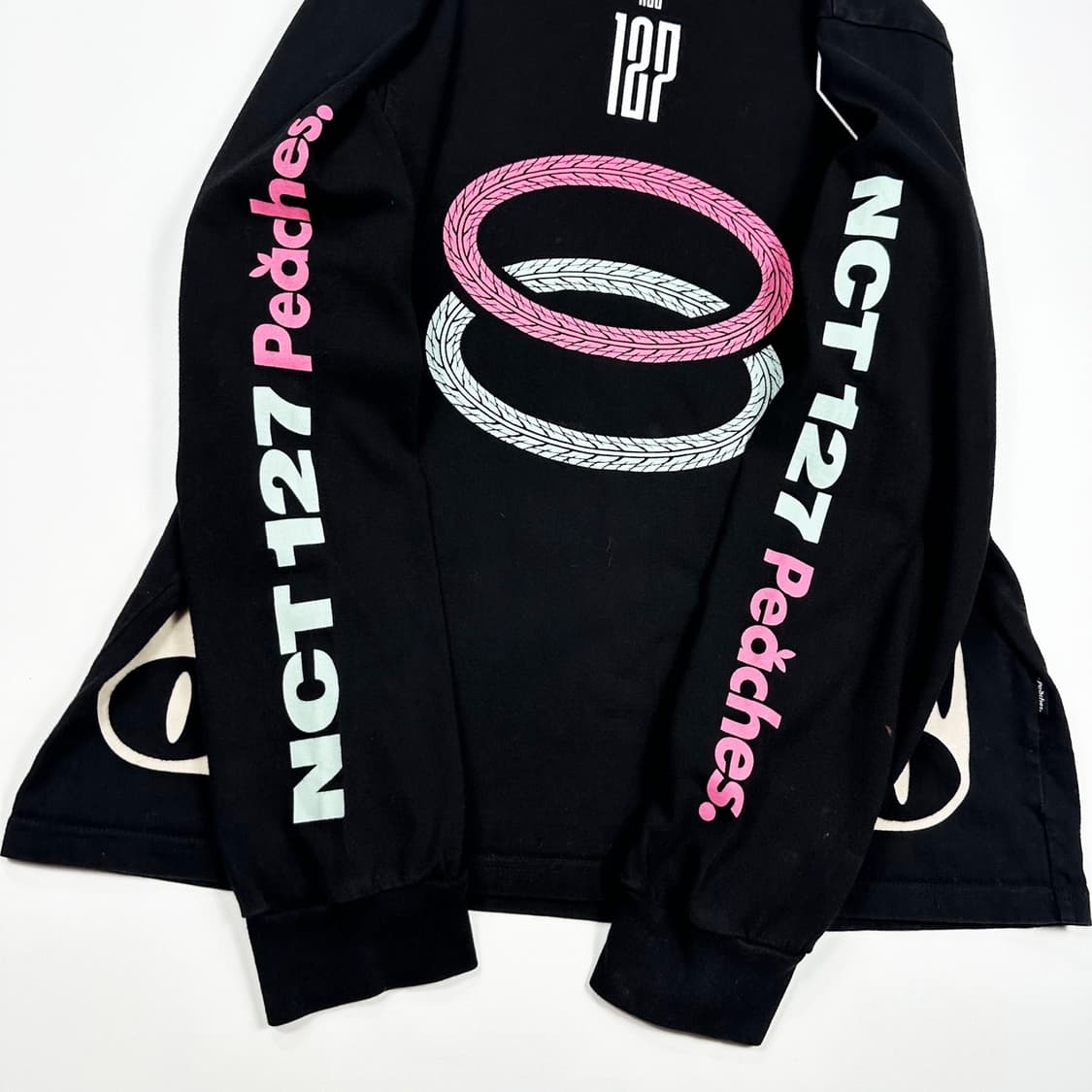 피치스 x NCT 굿즈 블랙 롱 슬리브 맨투맨 (L) 상품이미지4