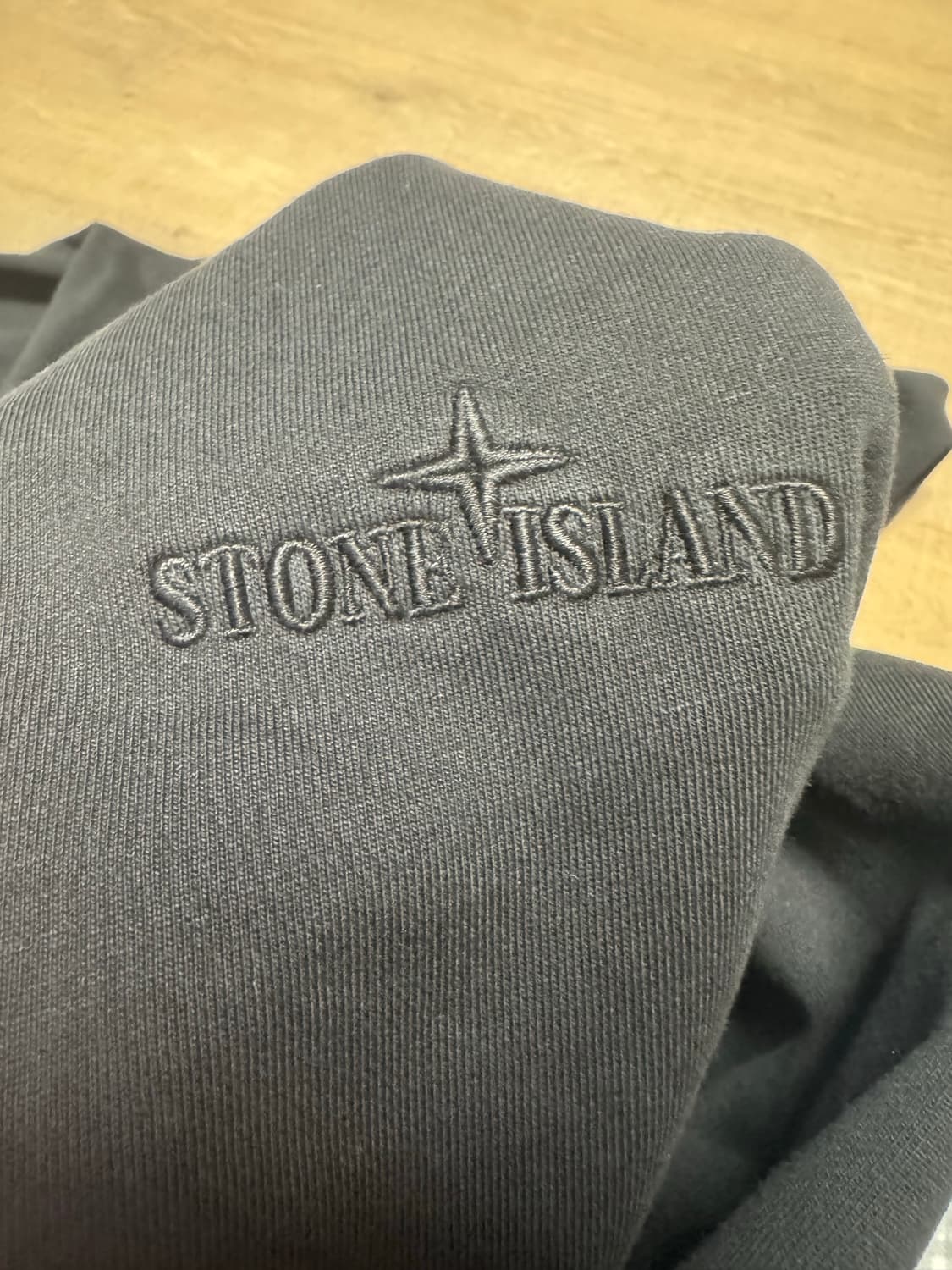 스톤아일랜드 블랙 후드집업 상품이미지2