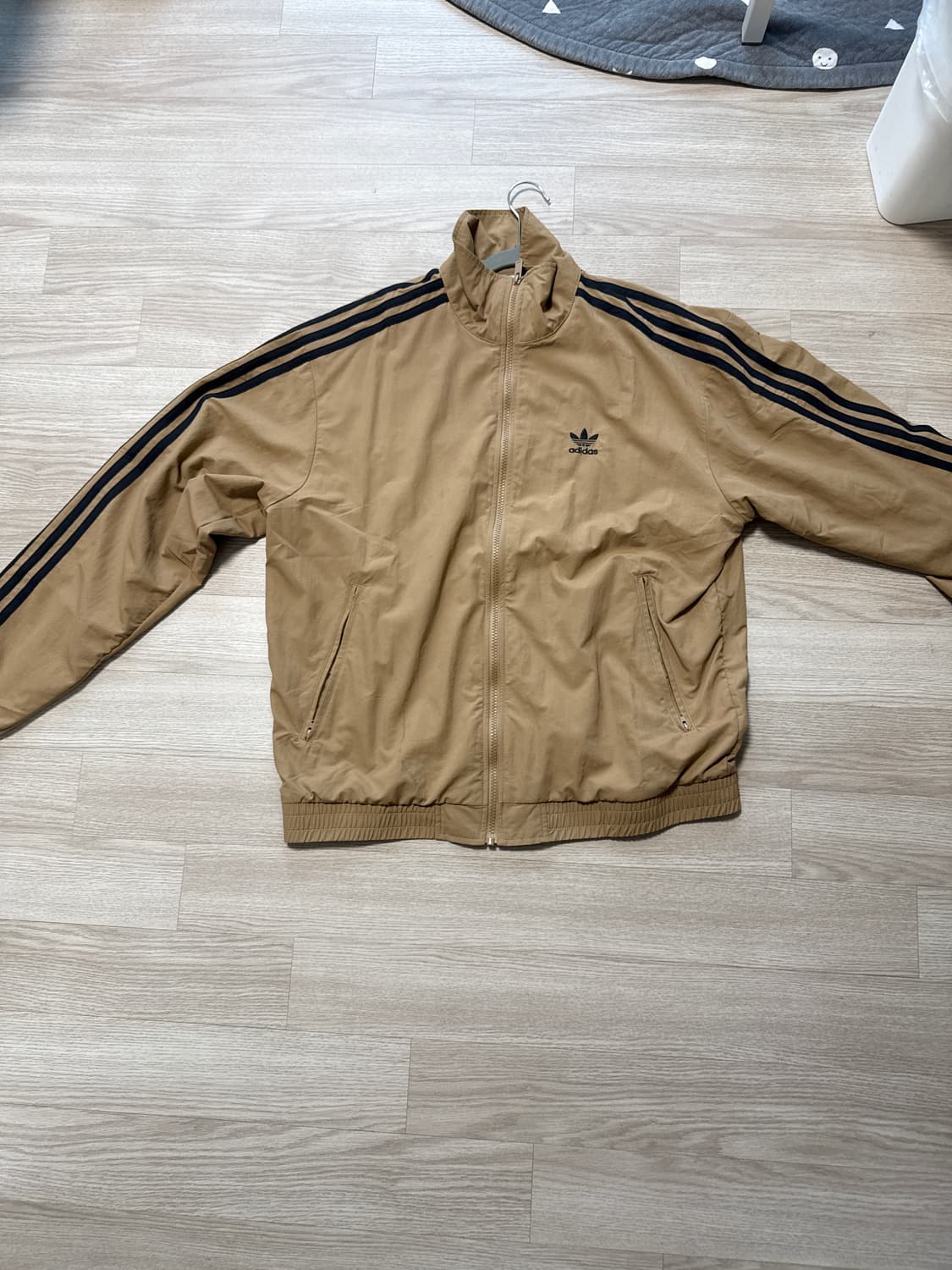 아디다스 베이지 바람막이 상품이미지1