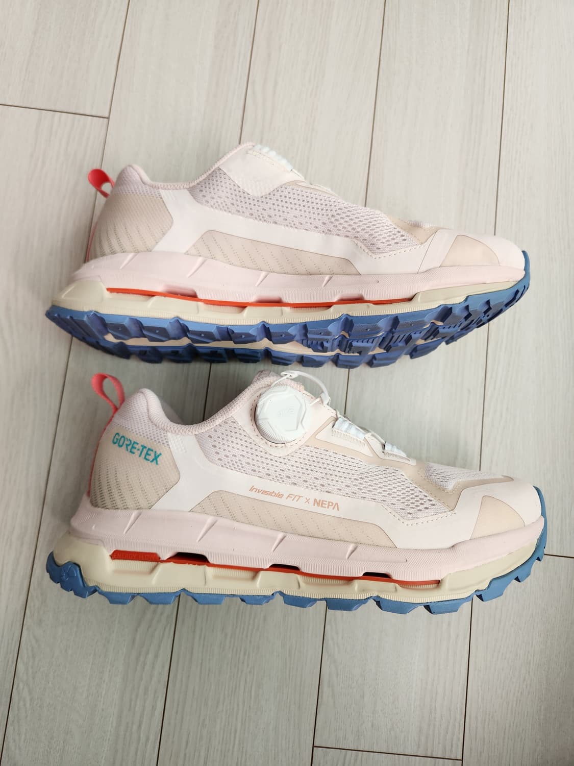 네파 다이얼 트레킹화 등산화 하이플로우 고어텍스 245

등산화/트레킹화 상품이미지5