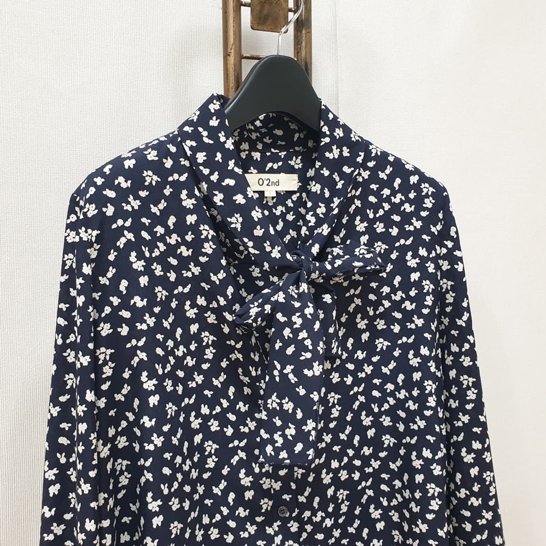 오즈세컨 네이비 플라워 프린트 타이 블라우스 55 상품이미지2