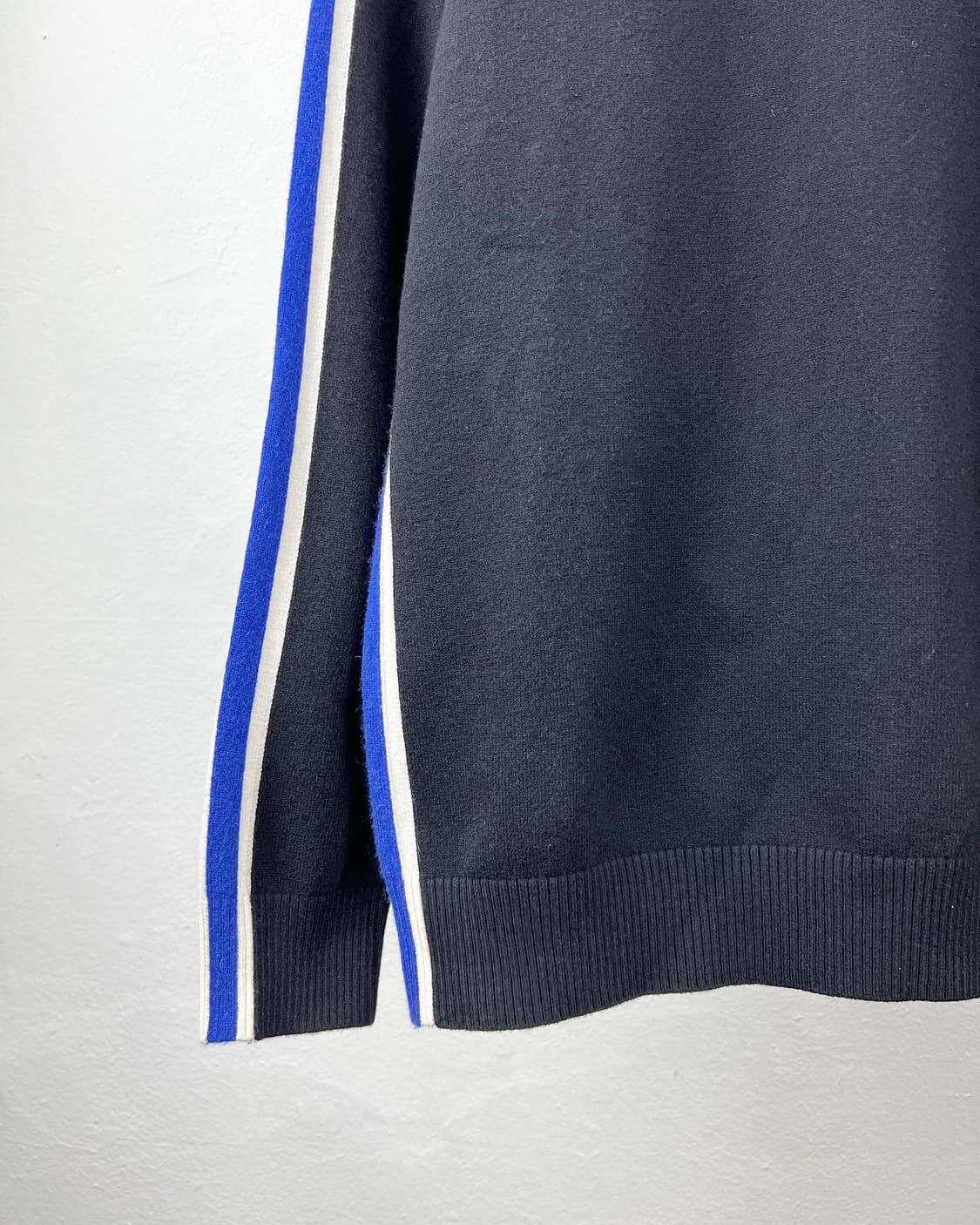 베네통 블랙 로고 라인디테일 카라 니트 상품이미지3