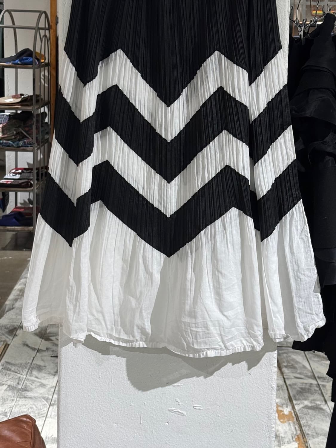 플리츠플리즈 화이트 블랙 플리츠 롱 스커트  상품이미지6