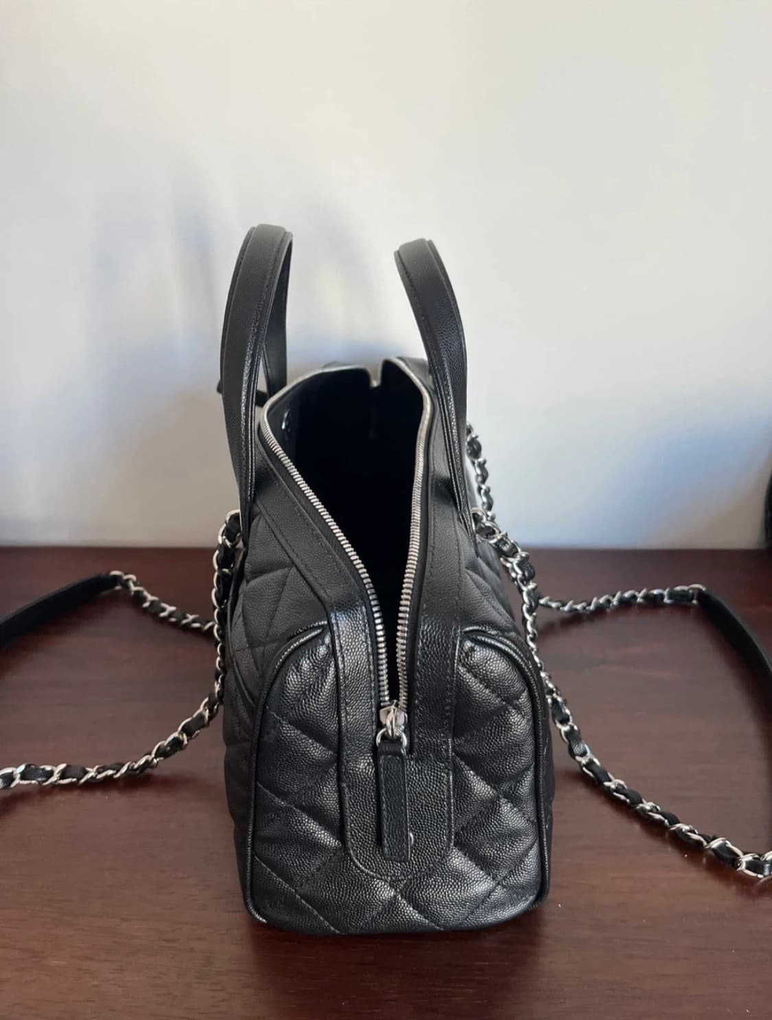 샤넬 25A 공방 블랙 퀼팅 볼링백 라지 상품이미지7