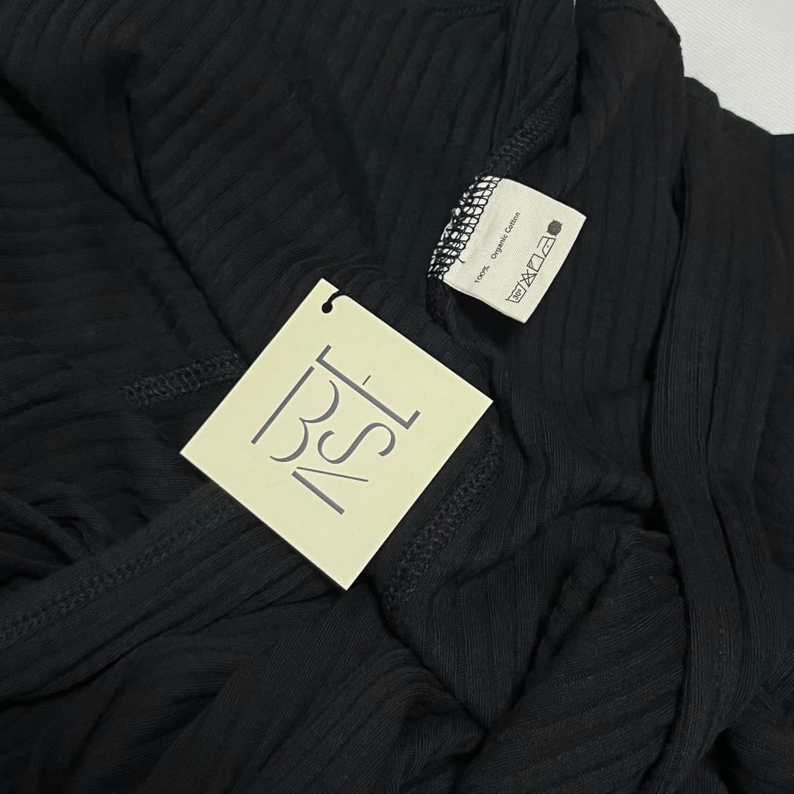 [XS,S,M]베이스레인지 25fw Shaw 랩 롱 슬리브리스 탑/블랙 상품이미지3