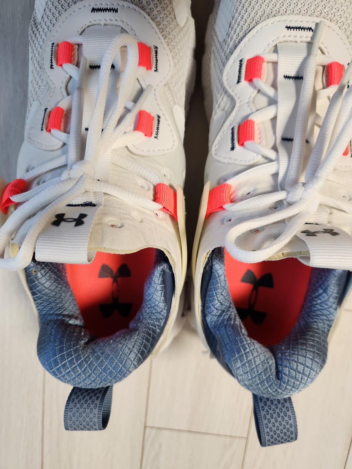 언더아머 운동화 HOVR 메가 MVMNT 신발_T 3023594-104  상품이미지5