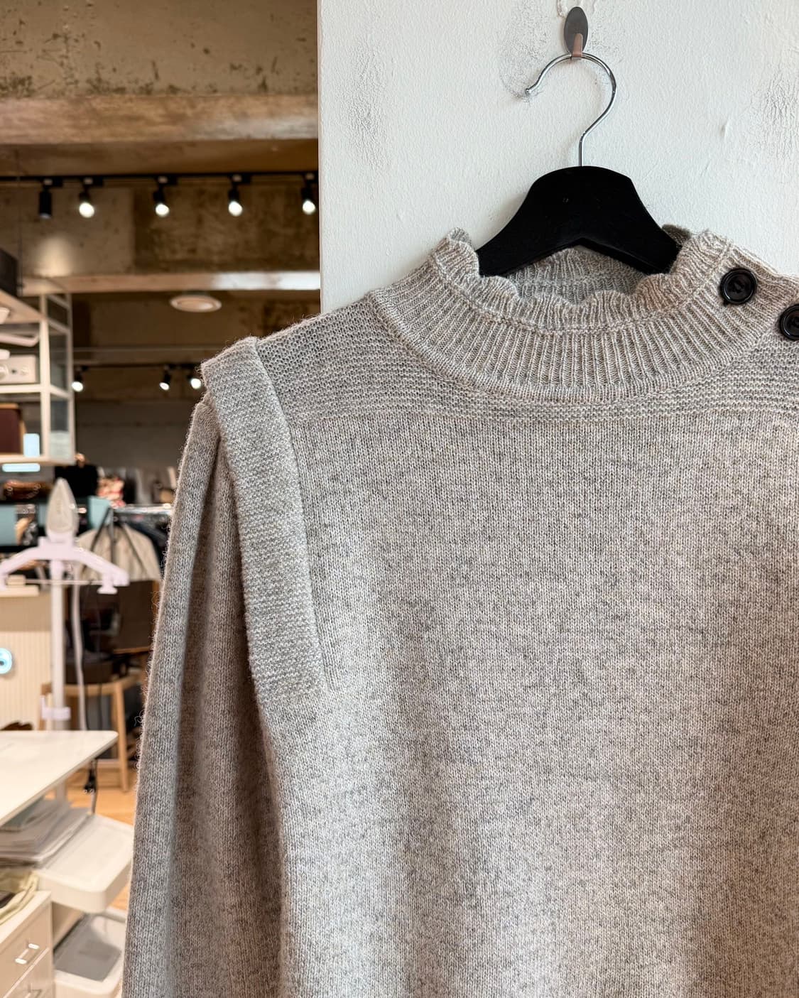 이자벨 마랑 오트밀 숄더 버튼 니트  상품이미지4