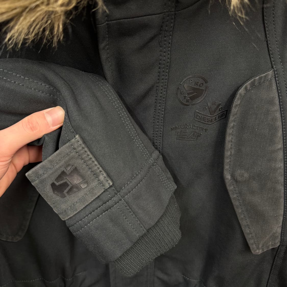 디젤 퍼트리밍 후드 롱 필드파카 코트 전면 로고플레이 포인트 카키 상품이미지5