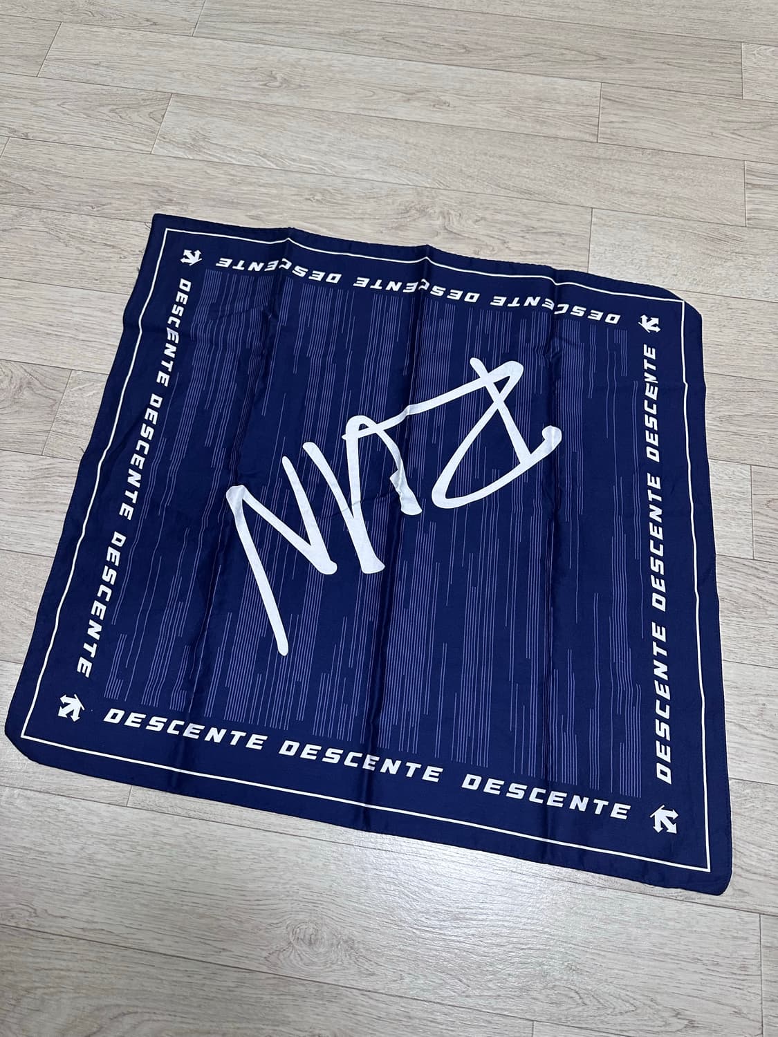 데상트 런 스카프 네이비 상품이미지1