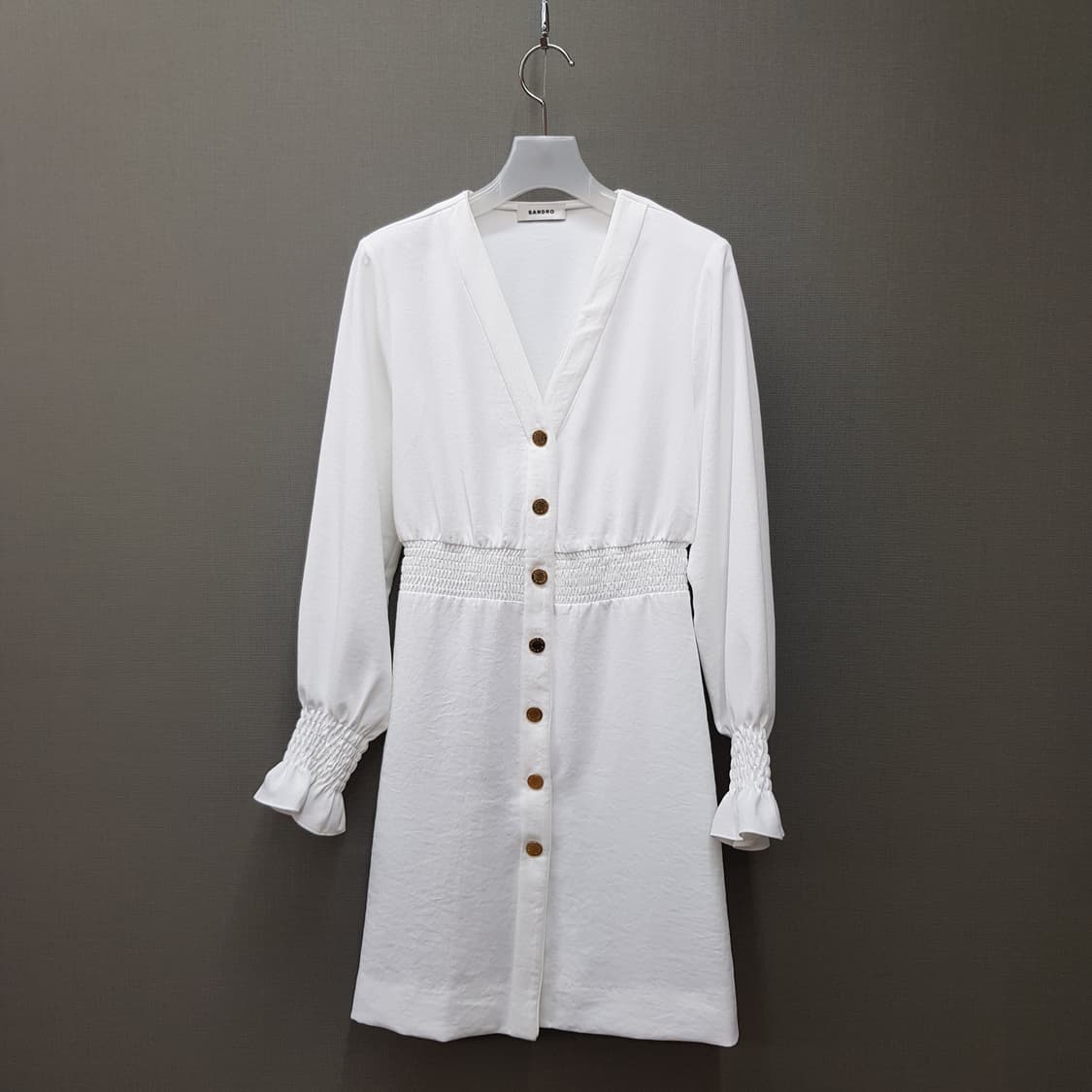 산드로 화이트 스모크 밴딩 브이넥 원피스 36사이즈 상품이미지3