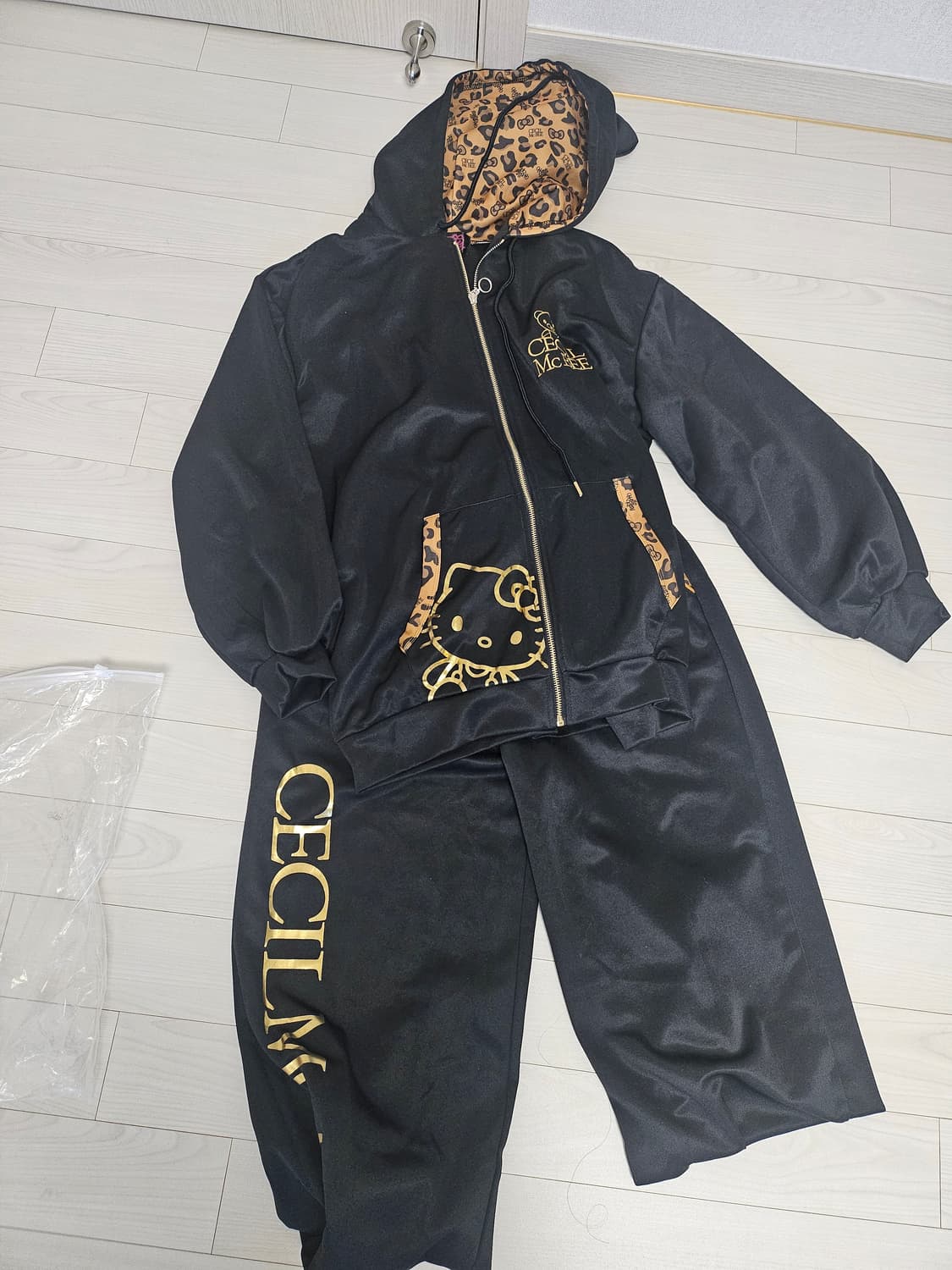 세실맥비 헬로키티 콜라보 트레이닝셋업 상품이미지1