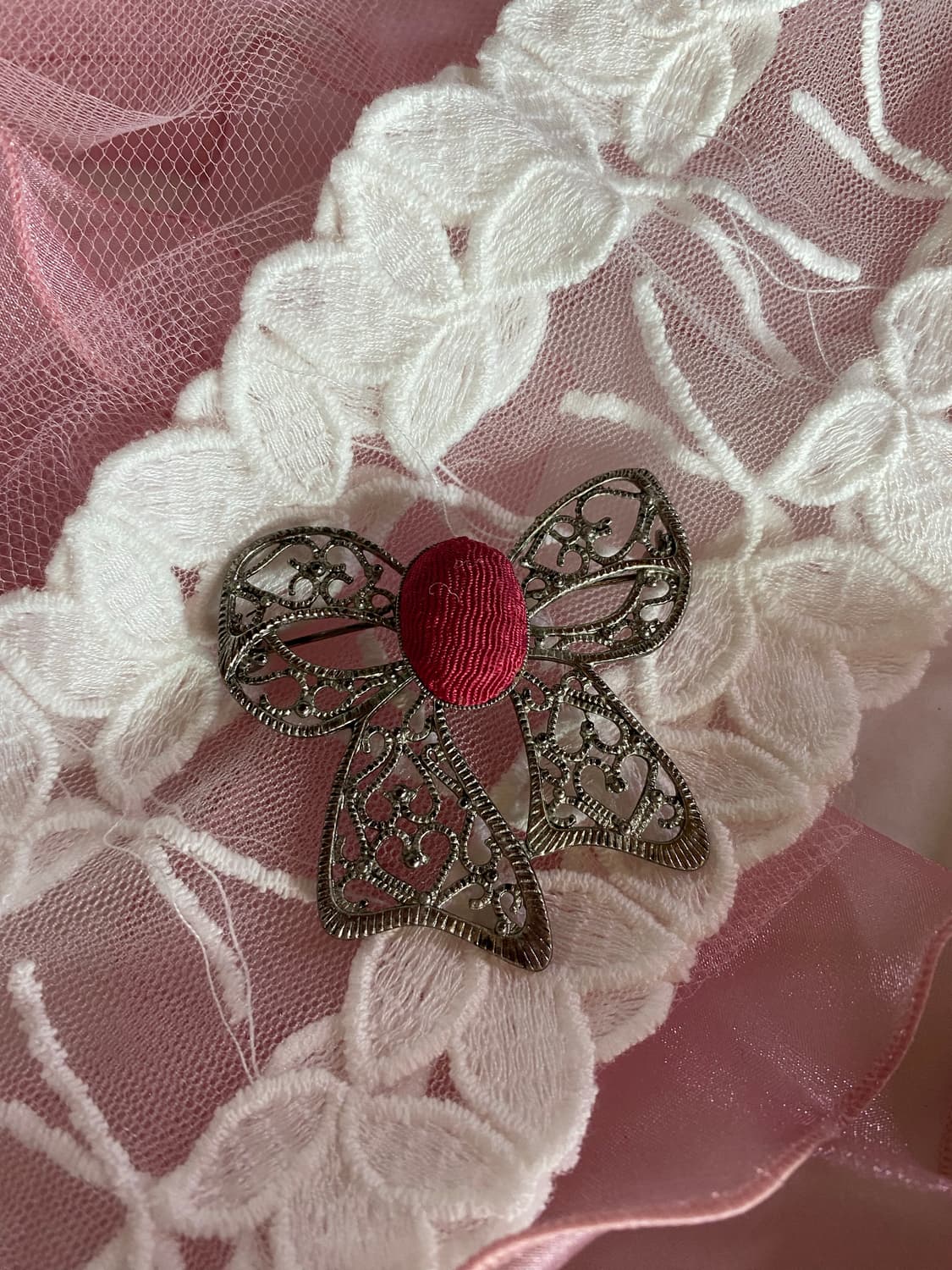  레드 패브릭 센터 리본 메탈 브로치 상품이미지2