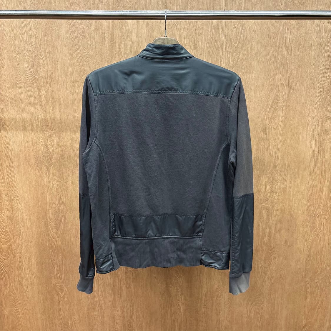 캘빈클라인 진스 하이넥 집업 자켓 배색 소매 로고 탭 디테일 차콜 그레이 상품이미지3