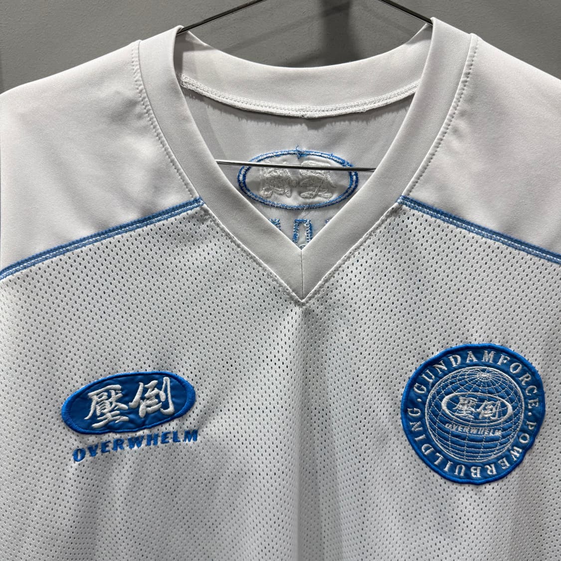 M 압도 오버헬름 건담포스 브이넥 반팔 티셔츠 화이트 블루 상품이미지3