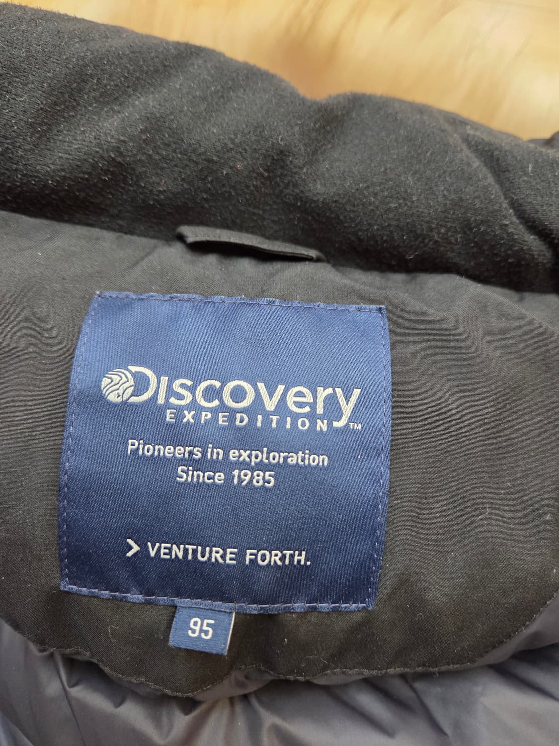 디스커버리 익스페디션 롱패딩 블랙 색상 95사이즈입니다. 풍성한 퍼가 달 상품이미지6