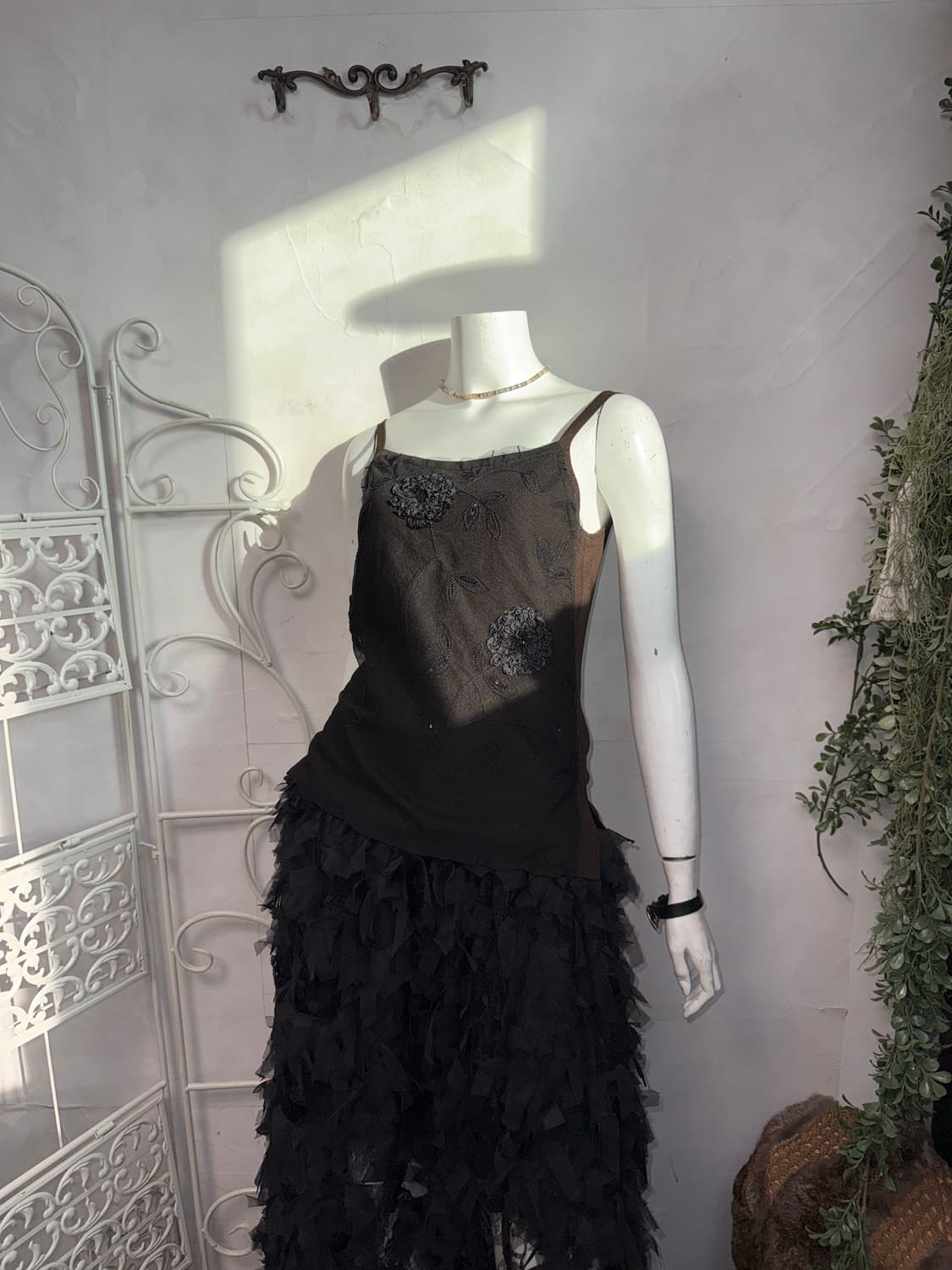 Brown black mesh oriental flower 슬리브리스 상품이미지2