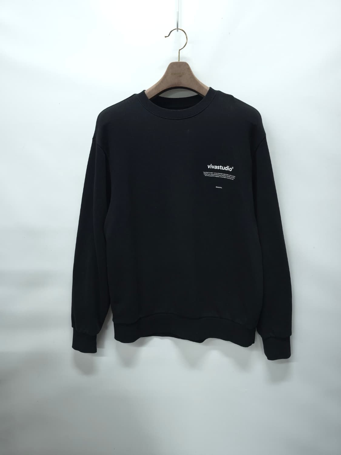 비바스튜디오 로고 맨투맨 블랙 (L사이즈) 상품이미지1