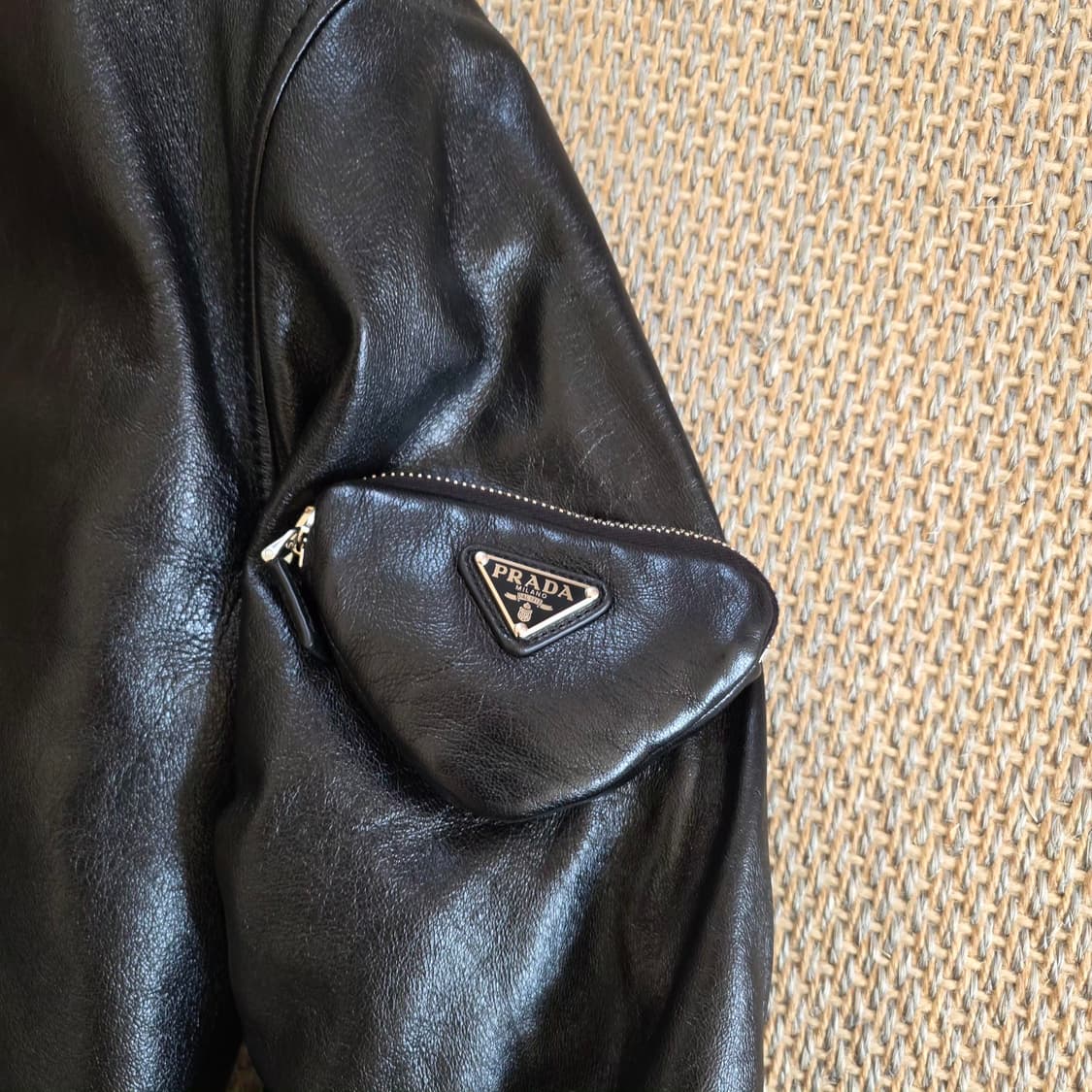 PRADA 프라다 이탈리안 최상급 어린 양가죽 MA-1 마원 레더 보머  상품이미지3