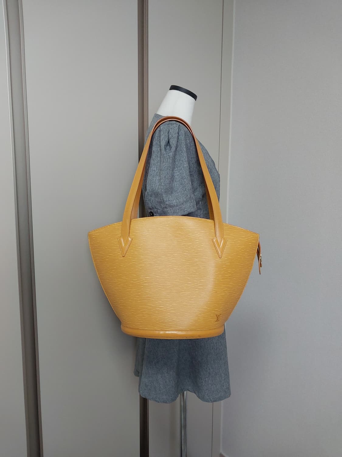 루이비통 에삐 생작 GM 숄더백 상품이미지10