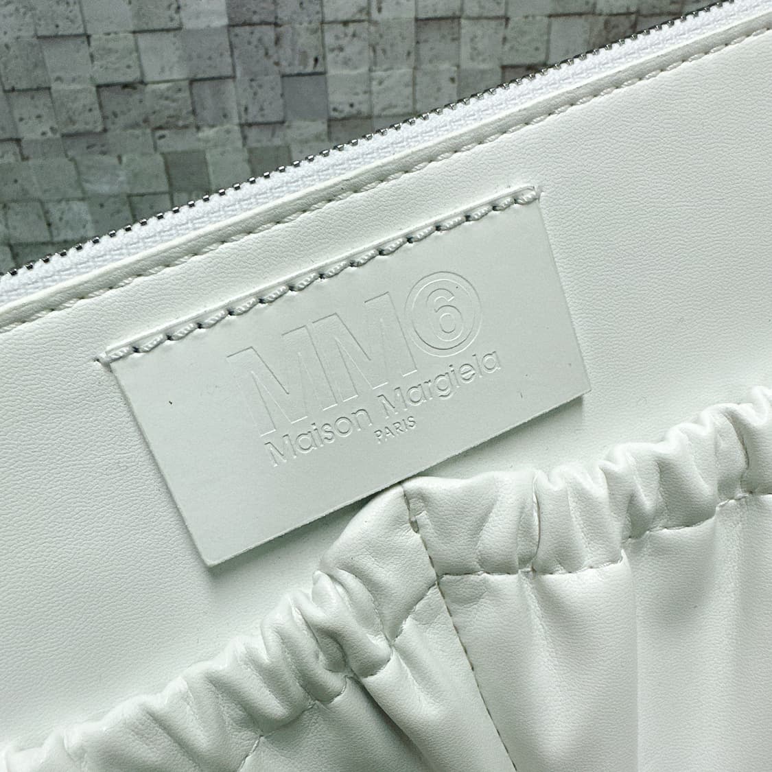 마르지엘라 여성 화이트 손목스트랩 스퀘어 클러치 80% 상품이미지2