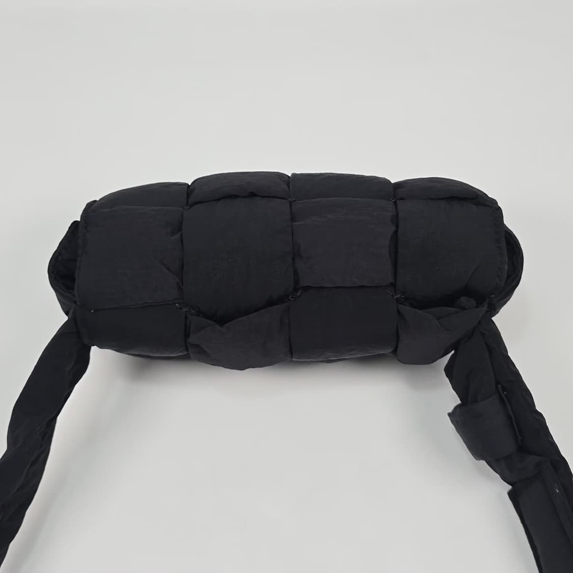 보테가베네타 패디드 테크 미니 카세트 벨트백 상품이미지6