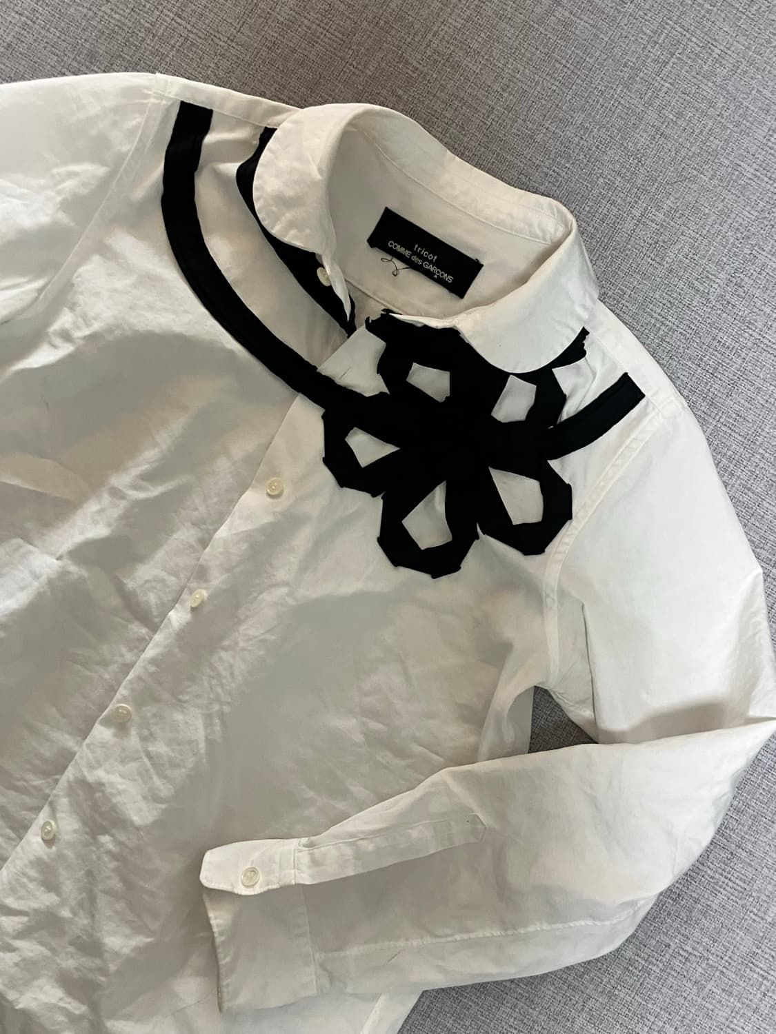 꼼데가르송트리콧 아방가르드 플라워코사지 라운드넥셔츠 상품이미지2