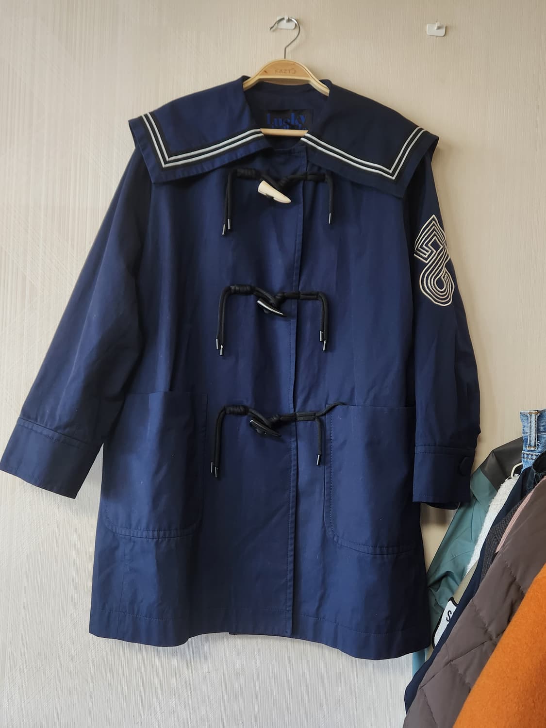 럭키슈에뜨 토글 세일러카라 하프 트렌치자켓 상품이미지6