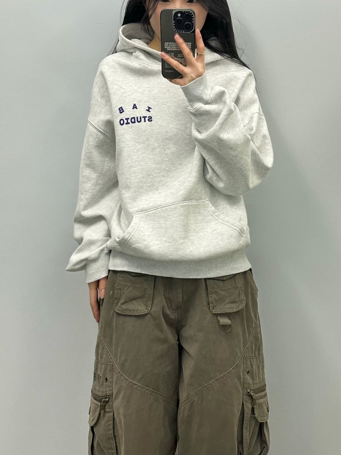 아이앱스튜디오 빅로고 라이트그레이 후드티 상품이미지1