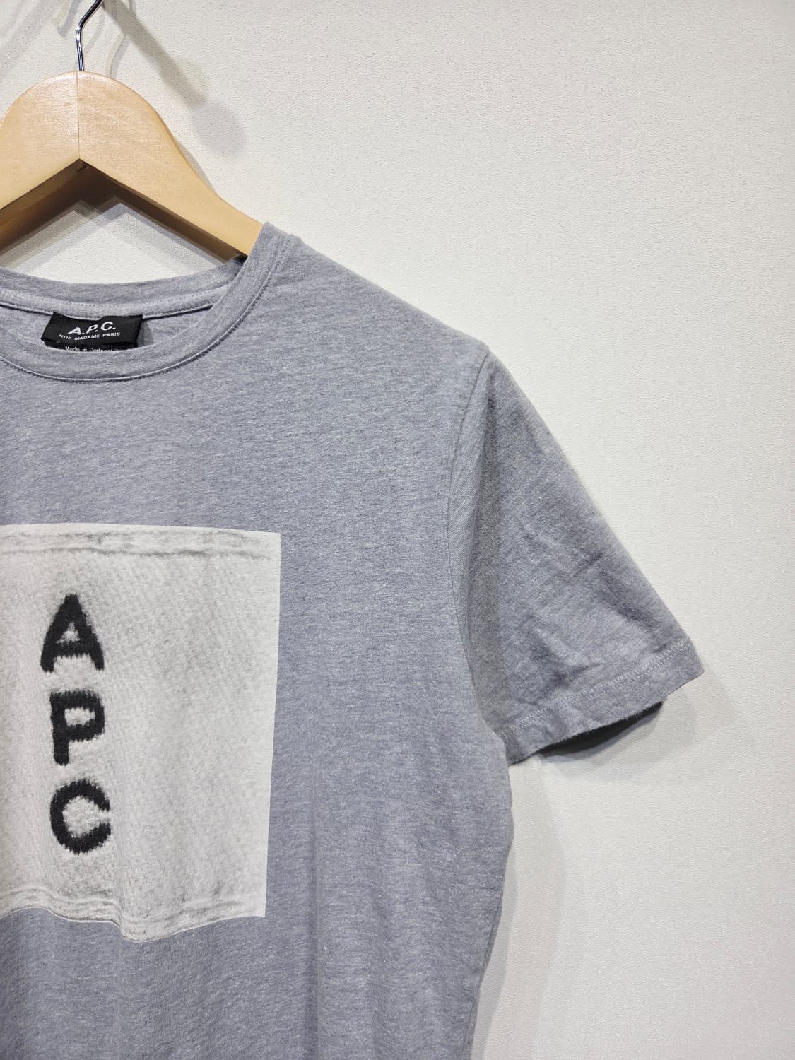 A.P.C.아페쎄. 남자 그레이 프린트 라벨 티셔츠_S 상품이미지3