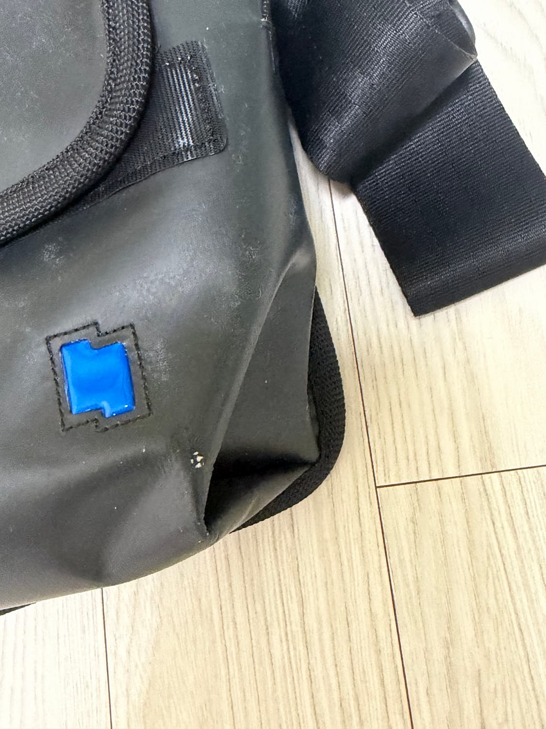 아더에러 크로스백 블랙  상품이미지2