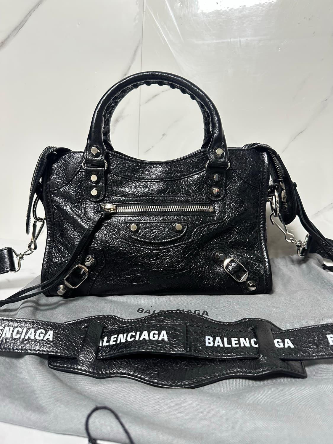 [SA급 정품] 발렌시아가 로고스트랩 시티 모터백 미니  상품이미지4