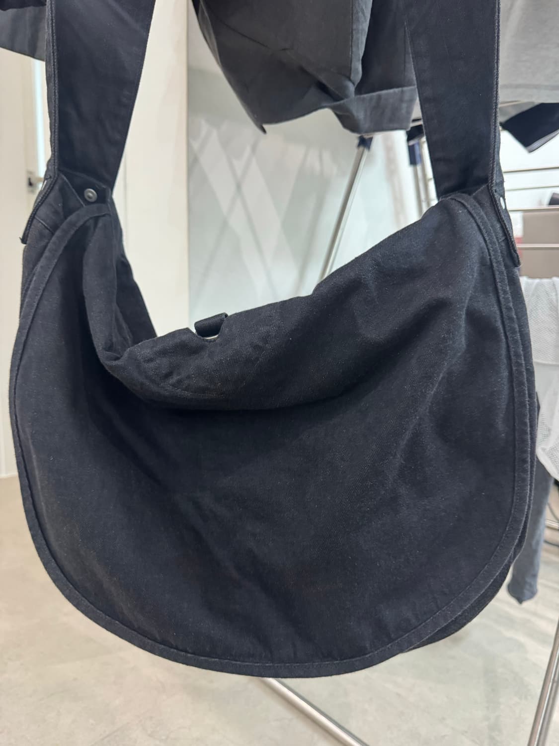 트로피클로딩 뉴스페이퍼백 가방 검정색 상품이미지9