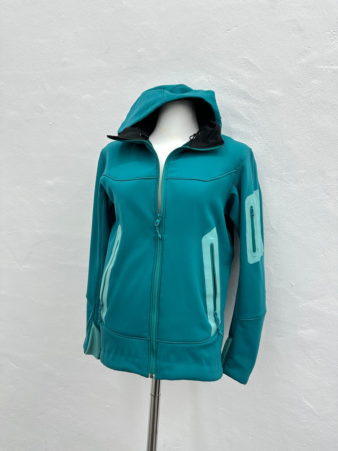 ARCTERYX softshell hooded jacket  상품이미지2