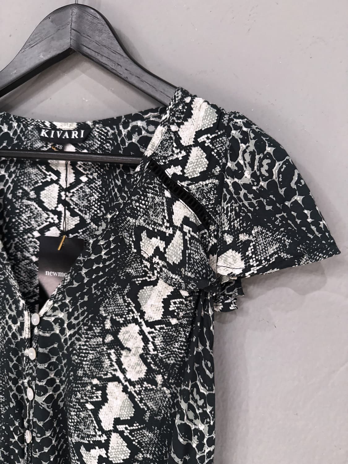 python pattern v-neck top 상품이미지7