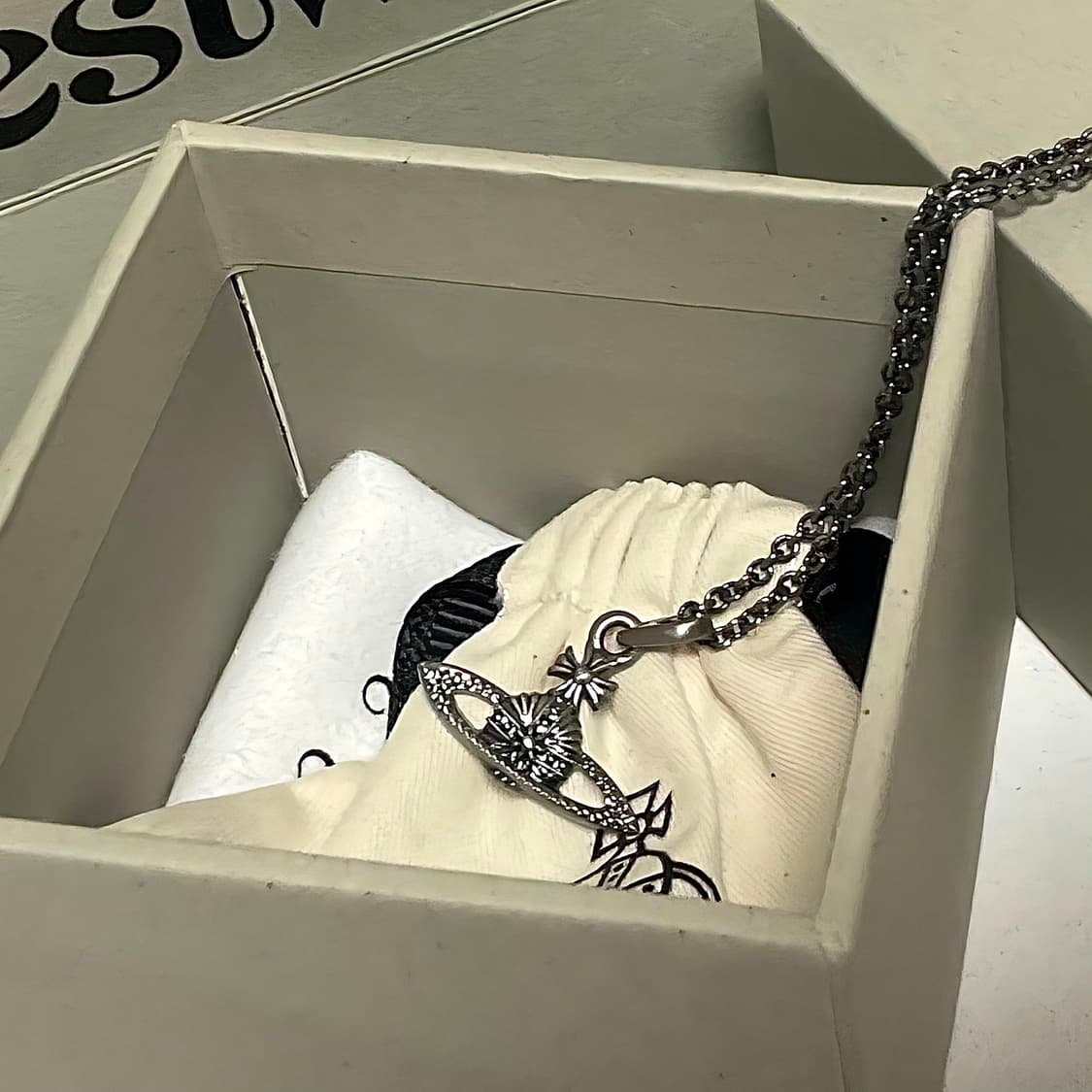 풀박스) 비비안웨스트우드 빈티지 바스릴리프 펜던트 목걸이 상품이미지1