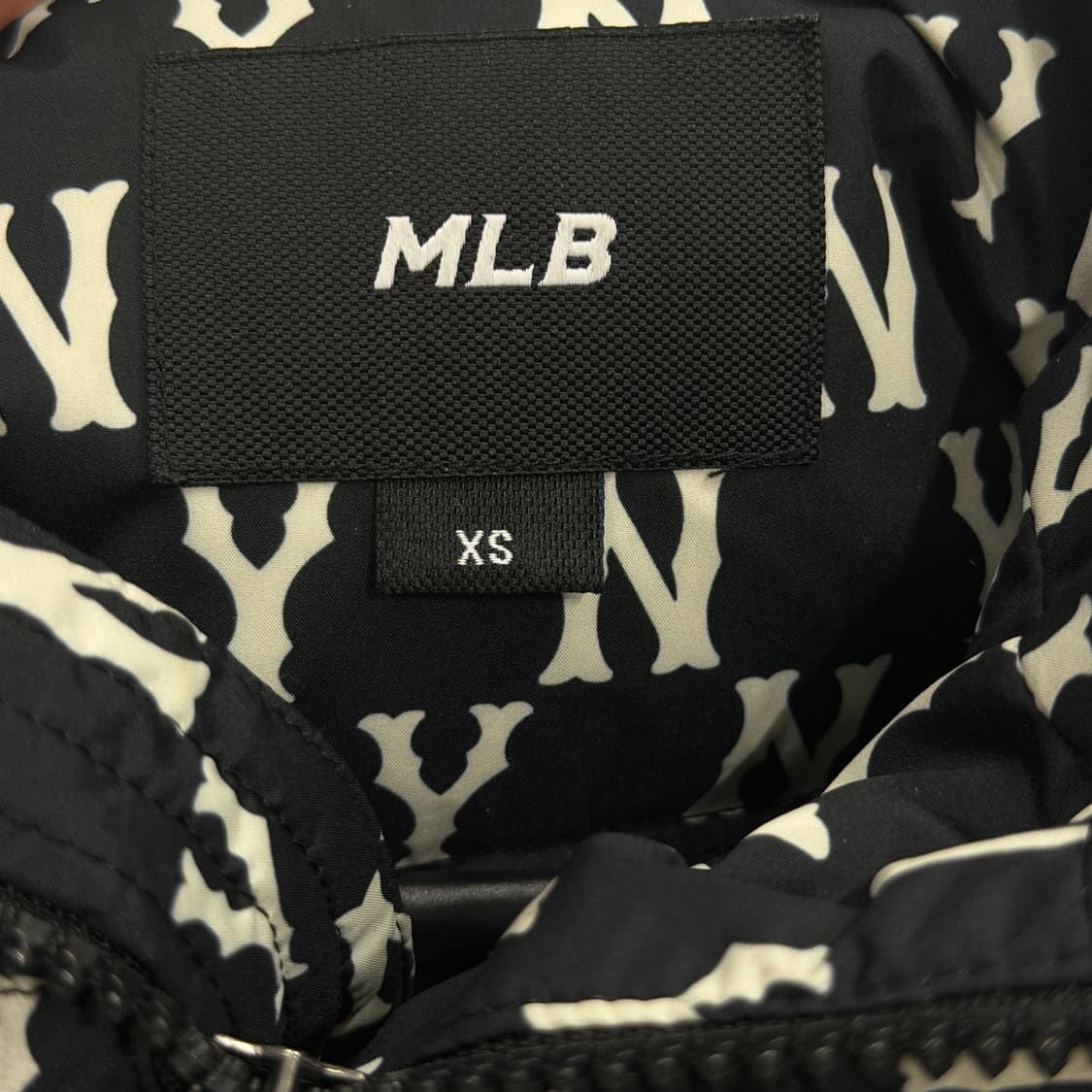 MLB 클래식 모노그램 후드 다운 패딩 블랙 XS 상품이미지5