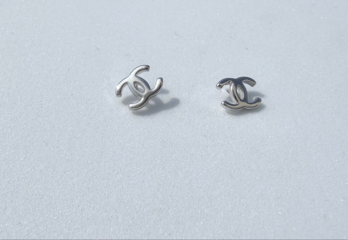 샤넬 미니 로고 이어링 실버 상품이미지1