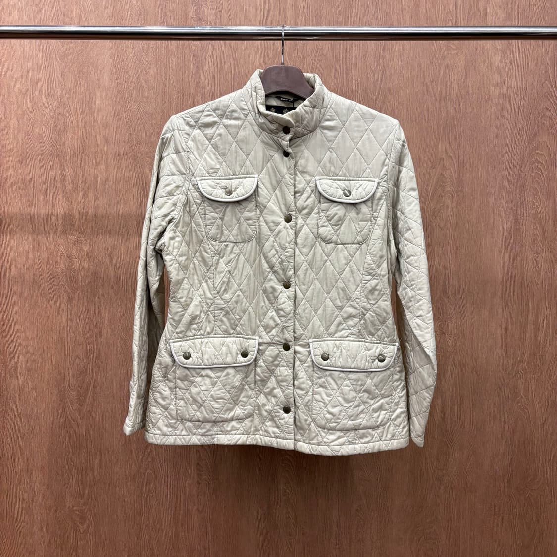 바버 퀄팅 자켓 하이넥 스탠드 카라 허리 양쪽 버튼 탭 디테일 아이보리 상품이미지2