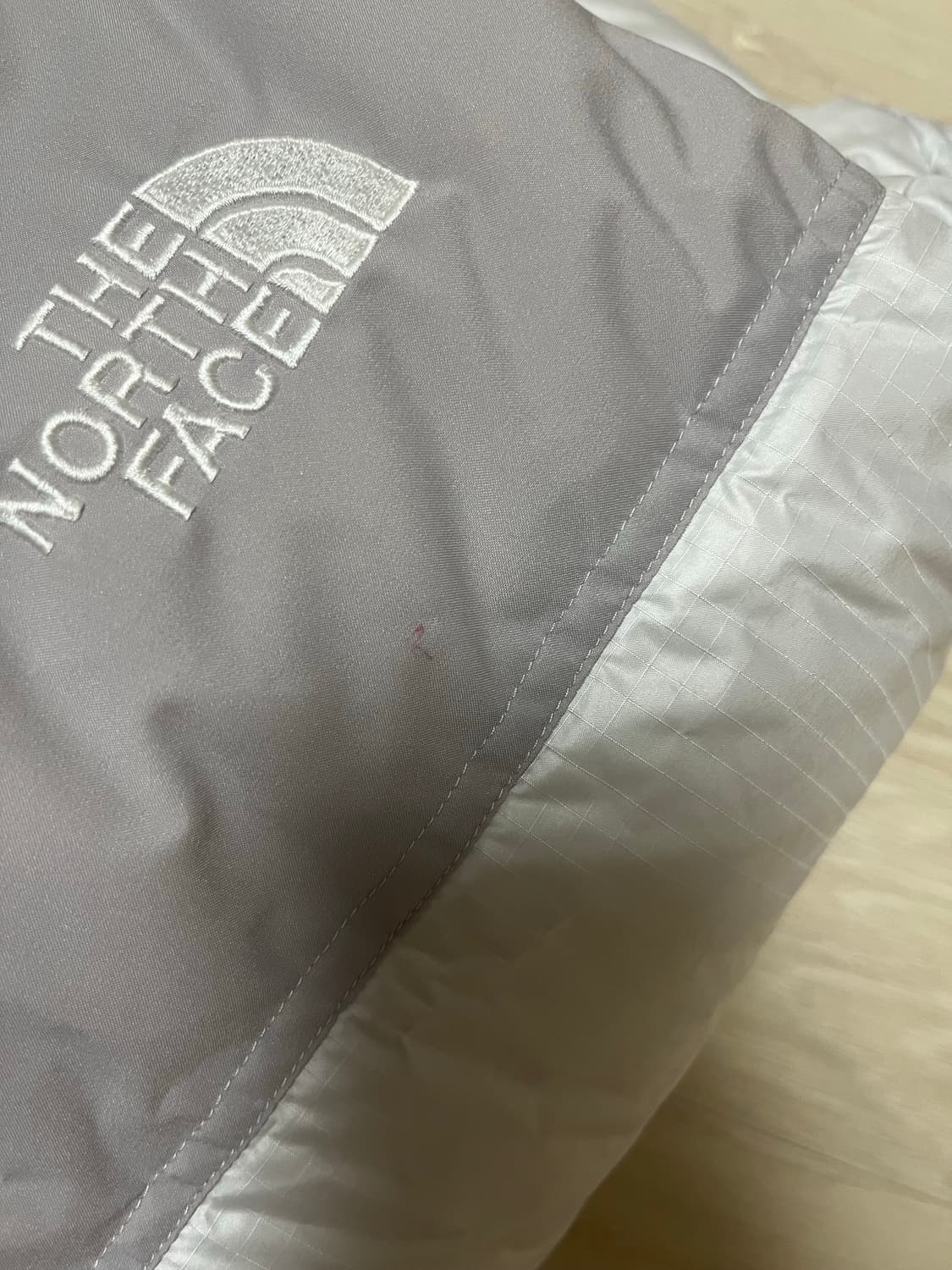 노스페이스 화이트라벨 노벨티 눕시 다운 자켓 아이스 실버 상품이미지3
