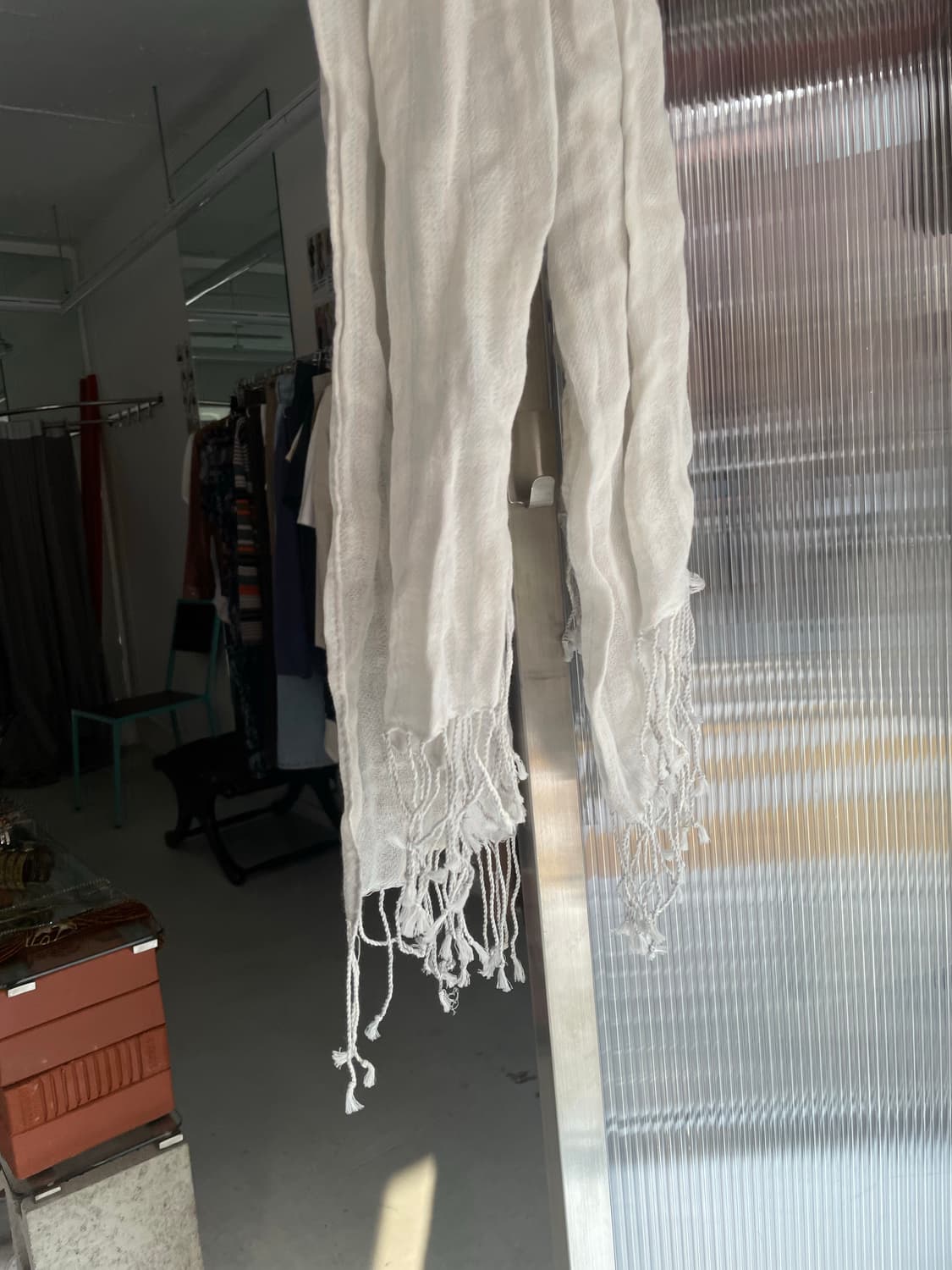 페일 화이트 스트라이프 태슬 머플러 상품이미지3