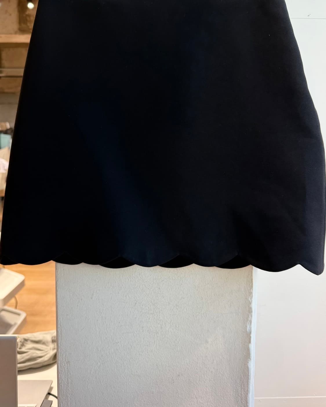 미우미우 블랙 스캘럽 미니스커트  상품이미지4