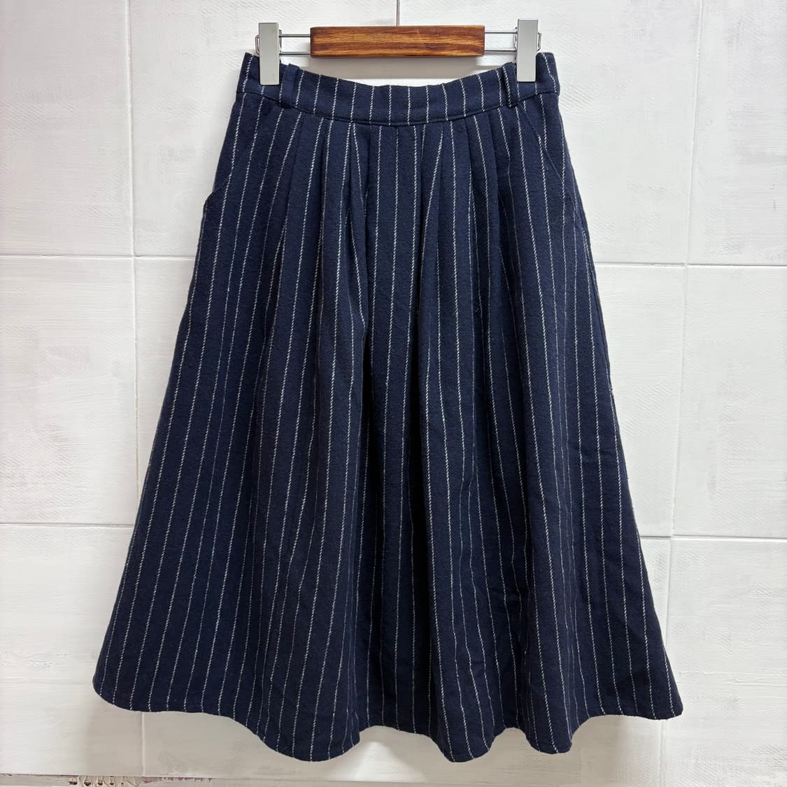 네이비 핀스트라이프 핀턱 밴딩 플레어 스커트 (JPN) 상품이미지1
