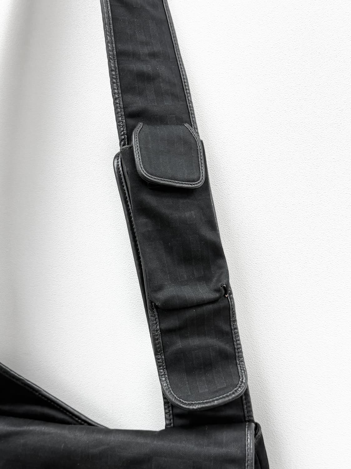 버버리 나일론 슬링 크로스백 블랙 상품이미지3