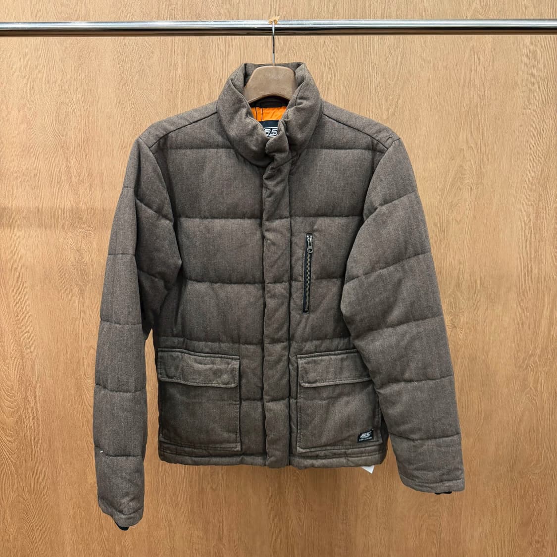 피프티파이브 디젤 하이넥 다운 패딩 자켓 헤링본 로고 패치 디테일 브라운 상품이미지2