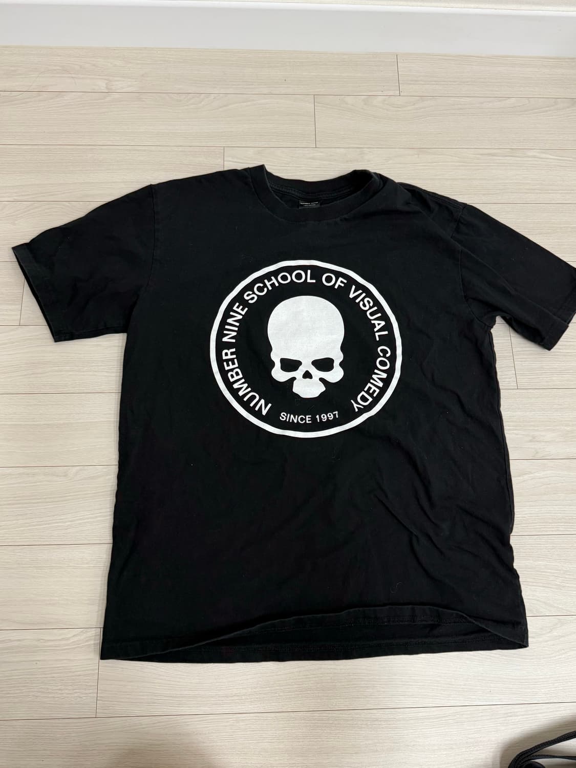 넘버나인 스쿨 오브 비주얼 코미디 티셔츠 상품이미지1