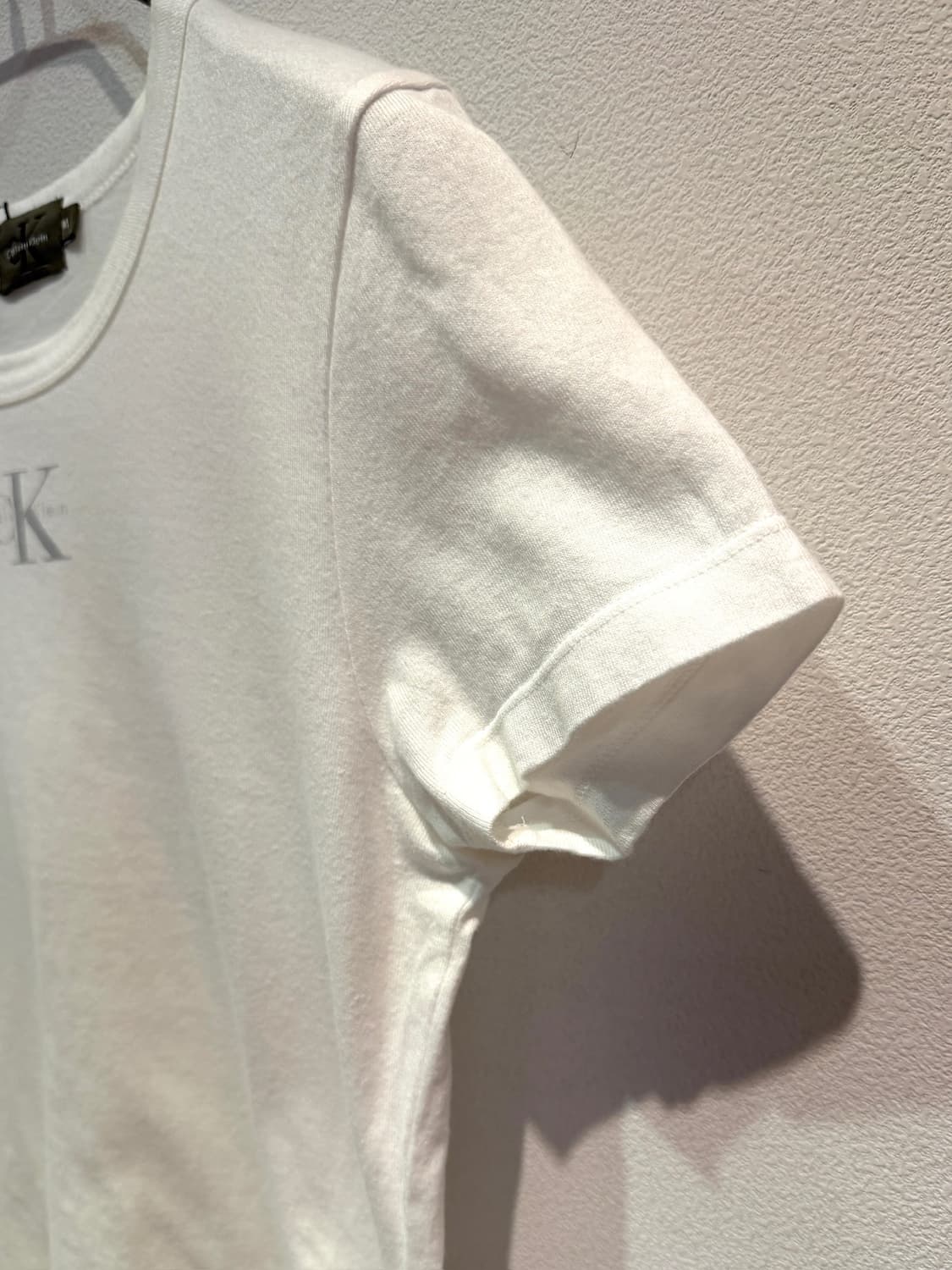 Calvin Klein Mini Logo White Tee 상품이미지4